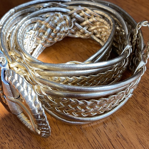 Vintage 80’s gold Ladies belts. Make a bold fashion statement with these. - Picture 7 of 8